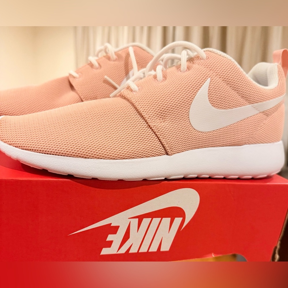 Women’s Nike Roche One Size 10 in Coral Stardust /white